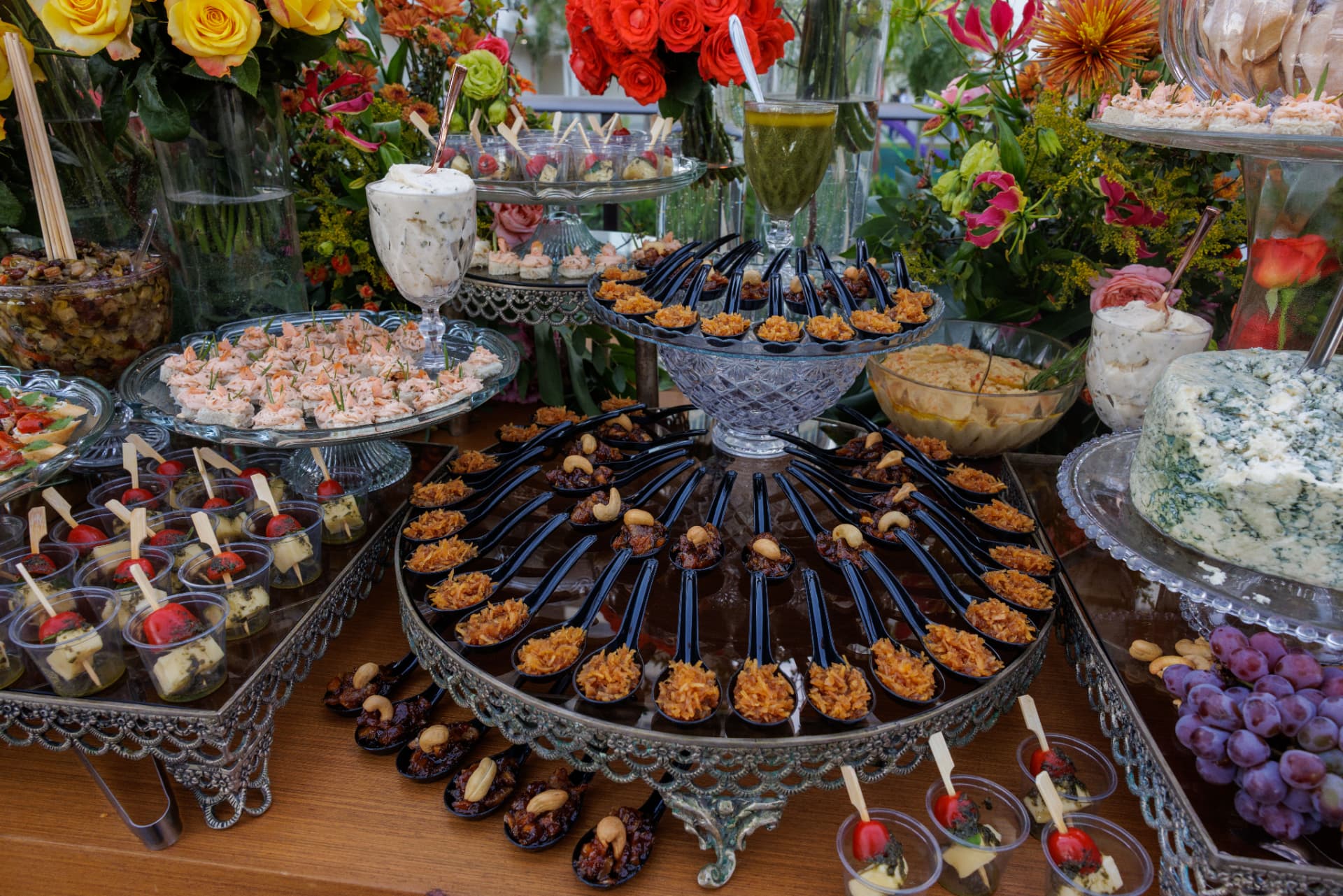 Finger foods servidos em réchauds de cristal