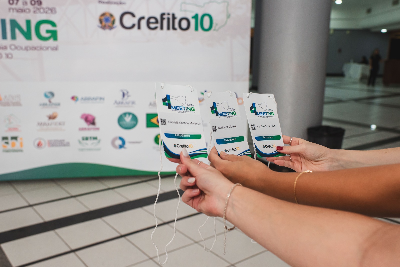 Crachás personalizados entregues aos participantes