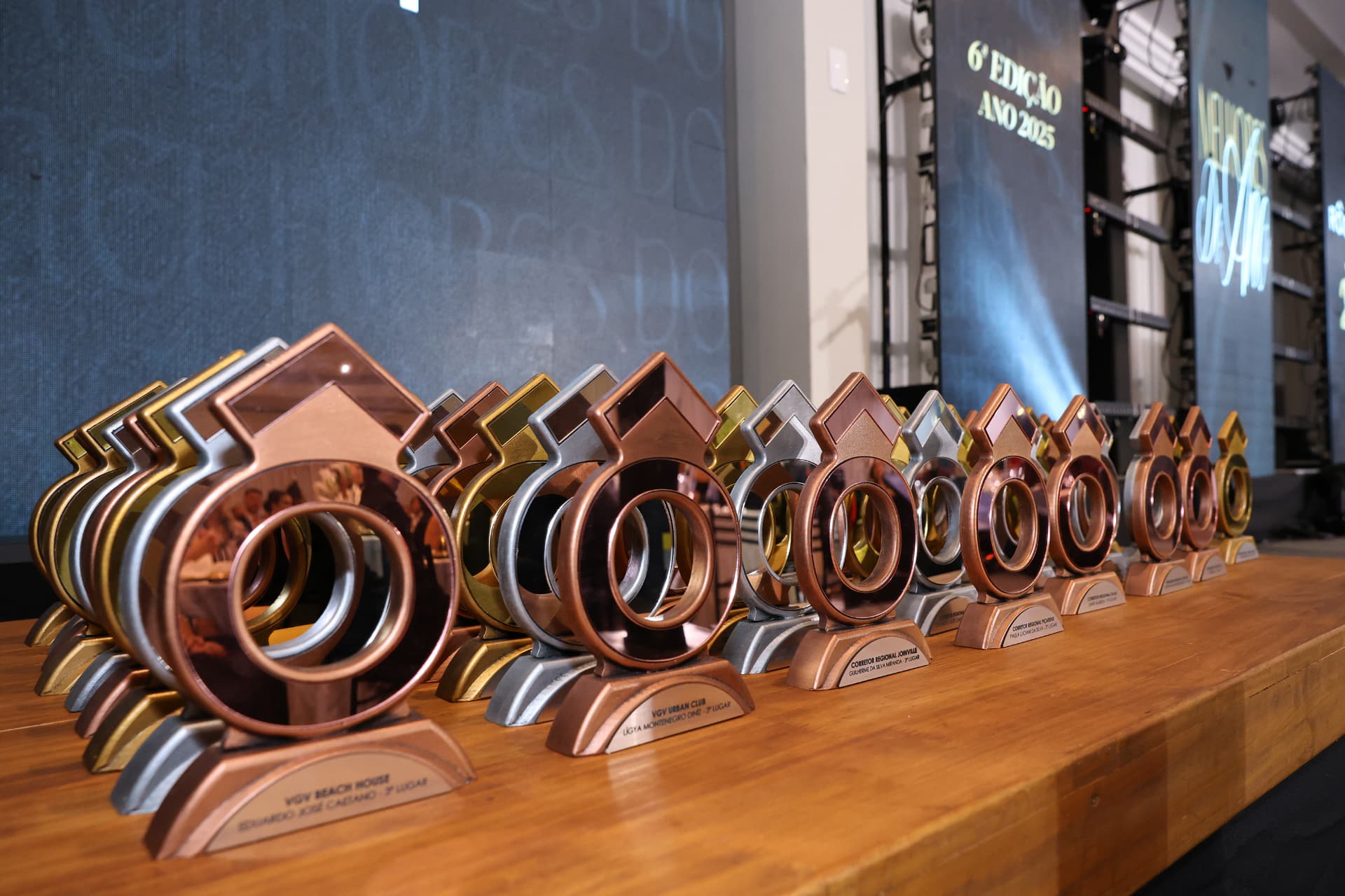 Troféus da premiação alinhados no palco