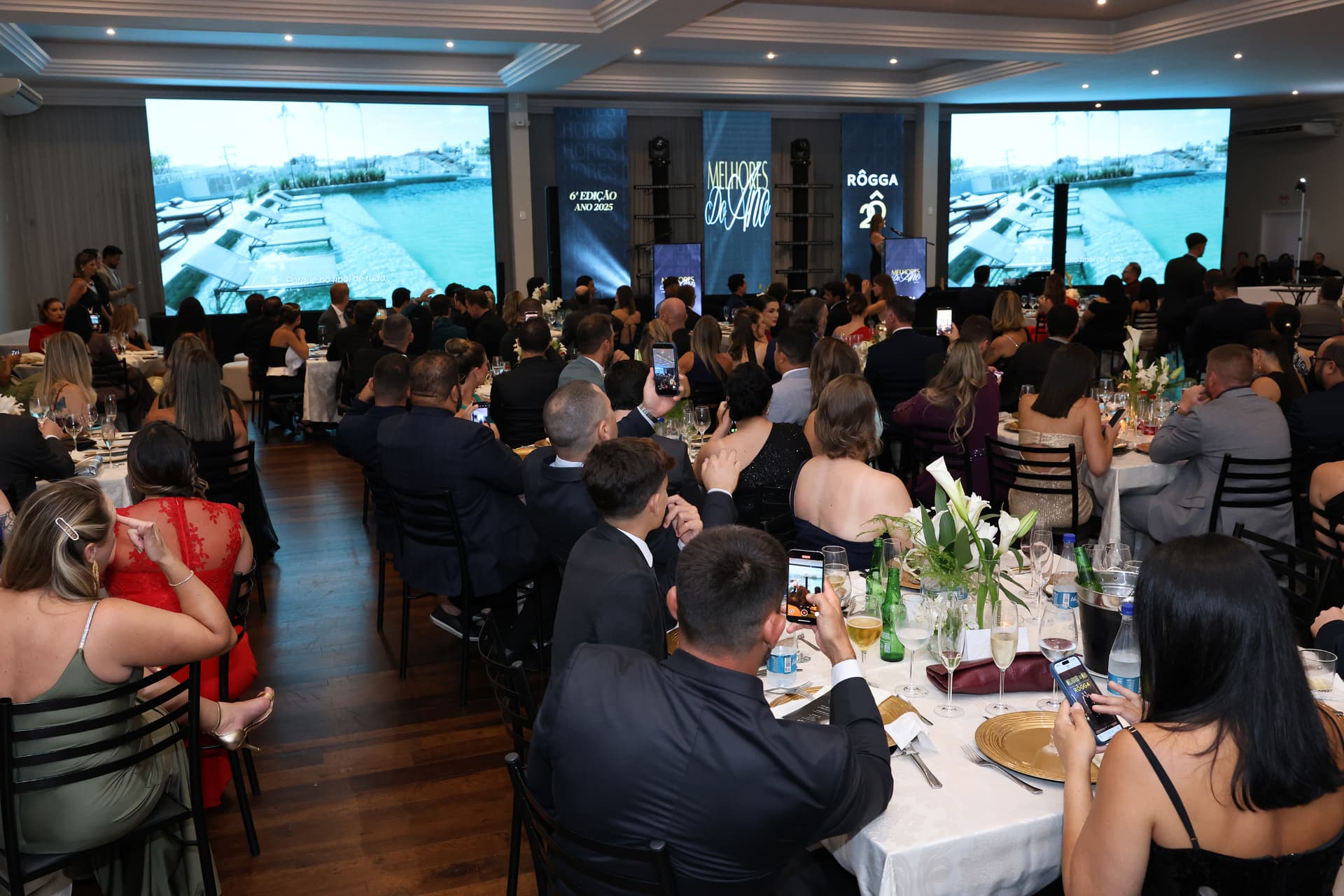 Plateia acompanhando a cerimônia de premiação