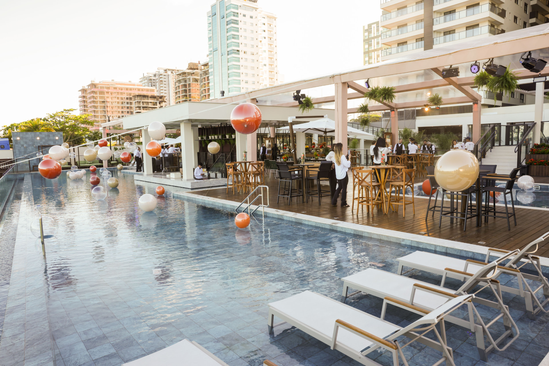 Área de piscina decorada para lançamento imobiliário