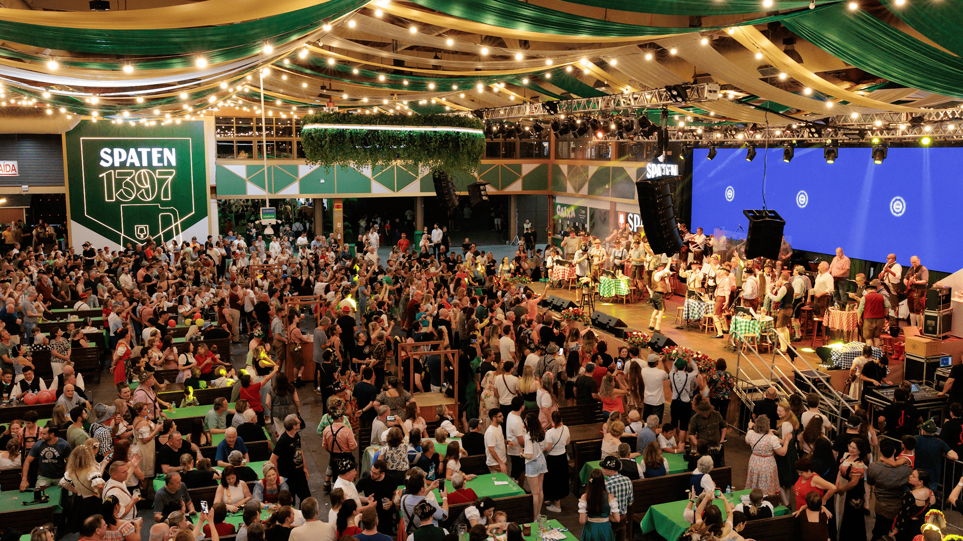 Pavilhão lotado durante festival de grande público