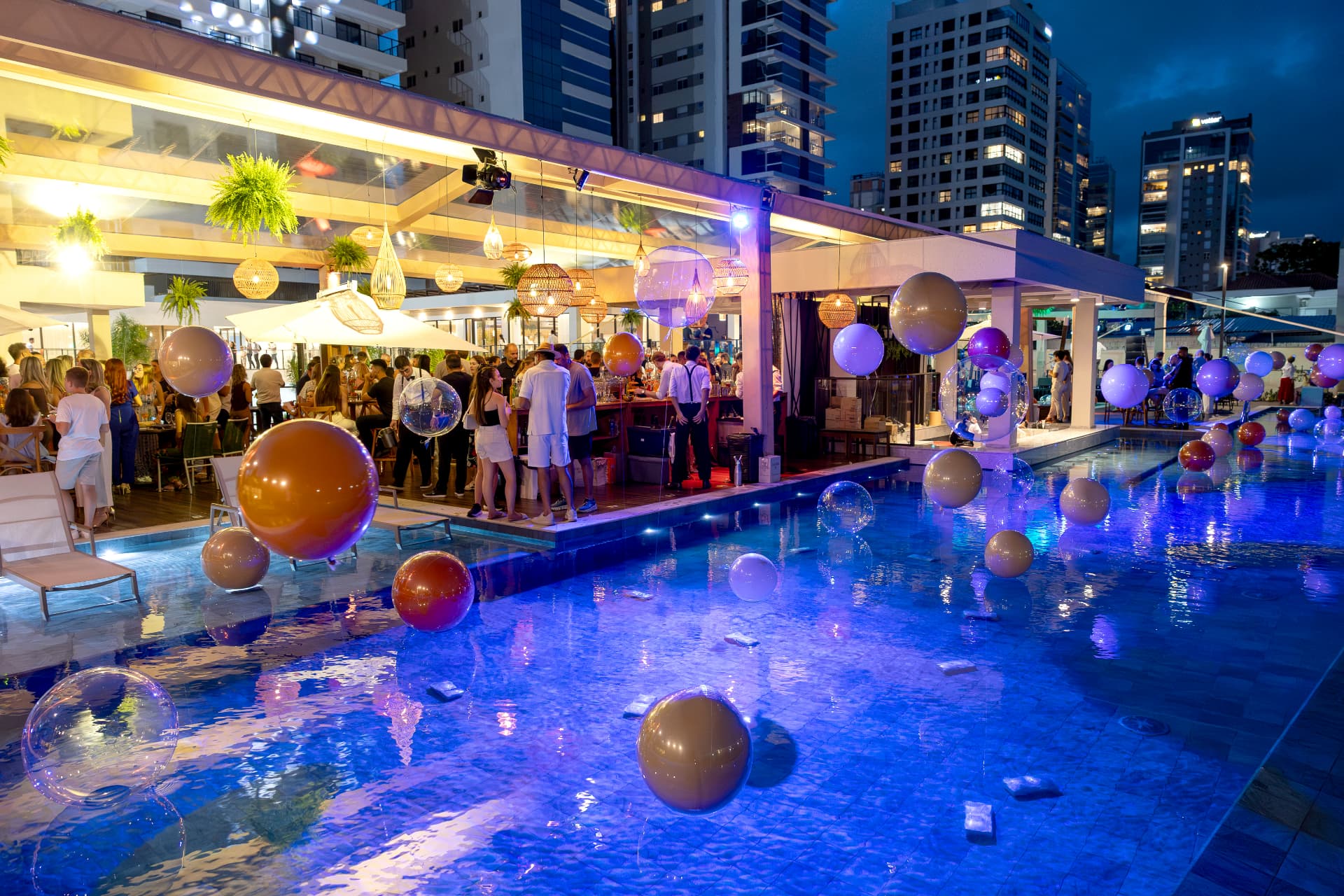 Iluminação cênica na piscina ao anoitecer