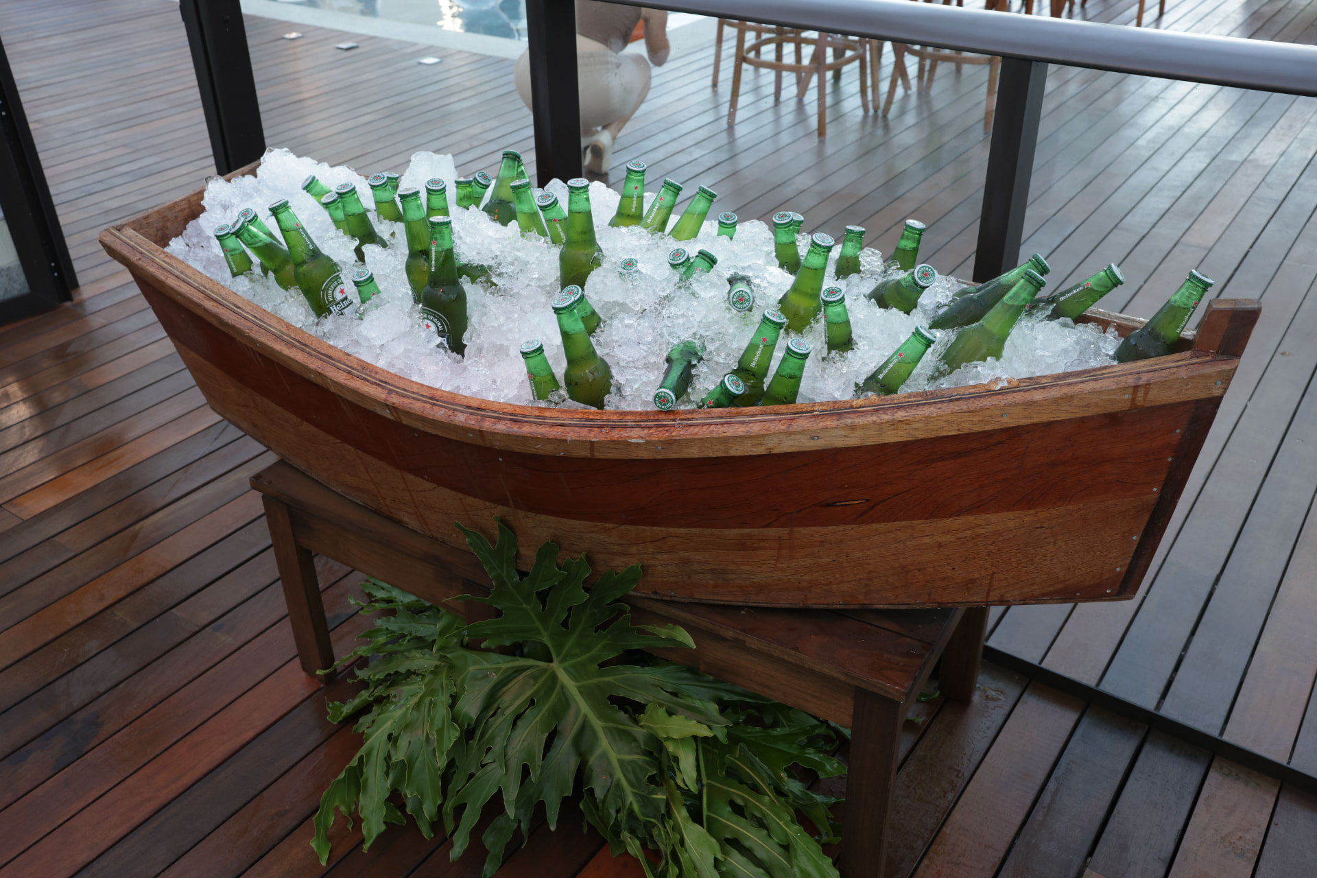 Barco decorativo com bebidas geladas no deck
