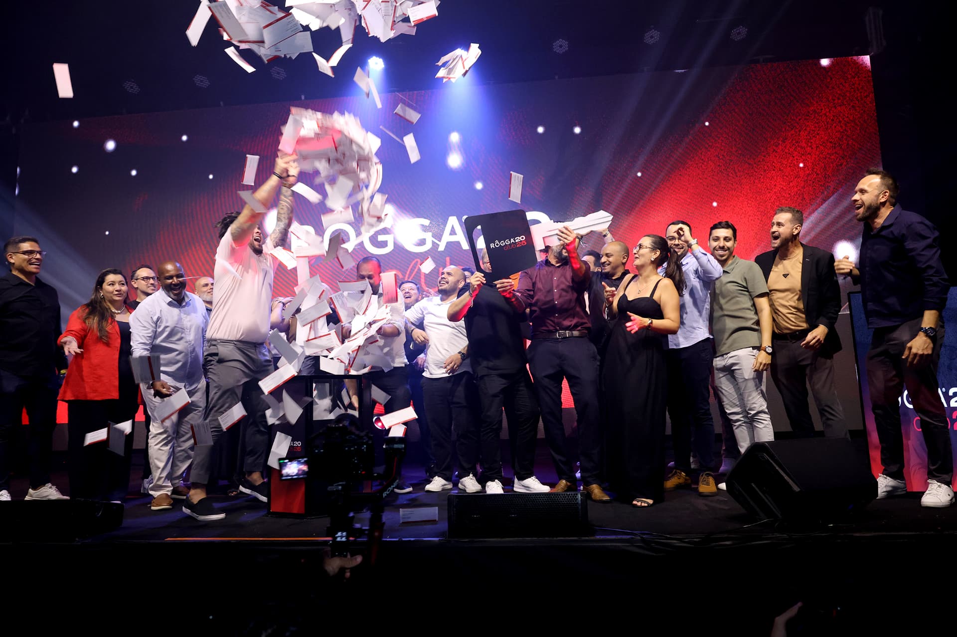Premiação no palco com equipe comemorando