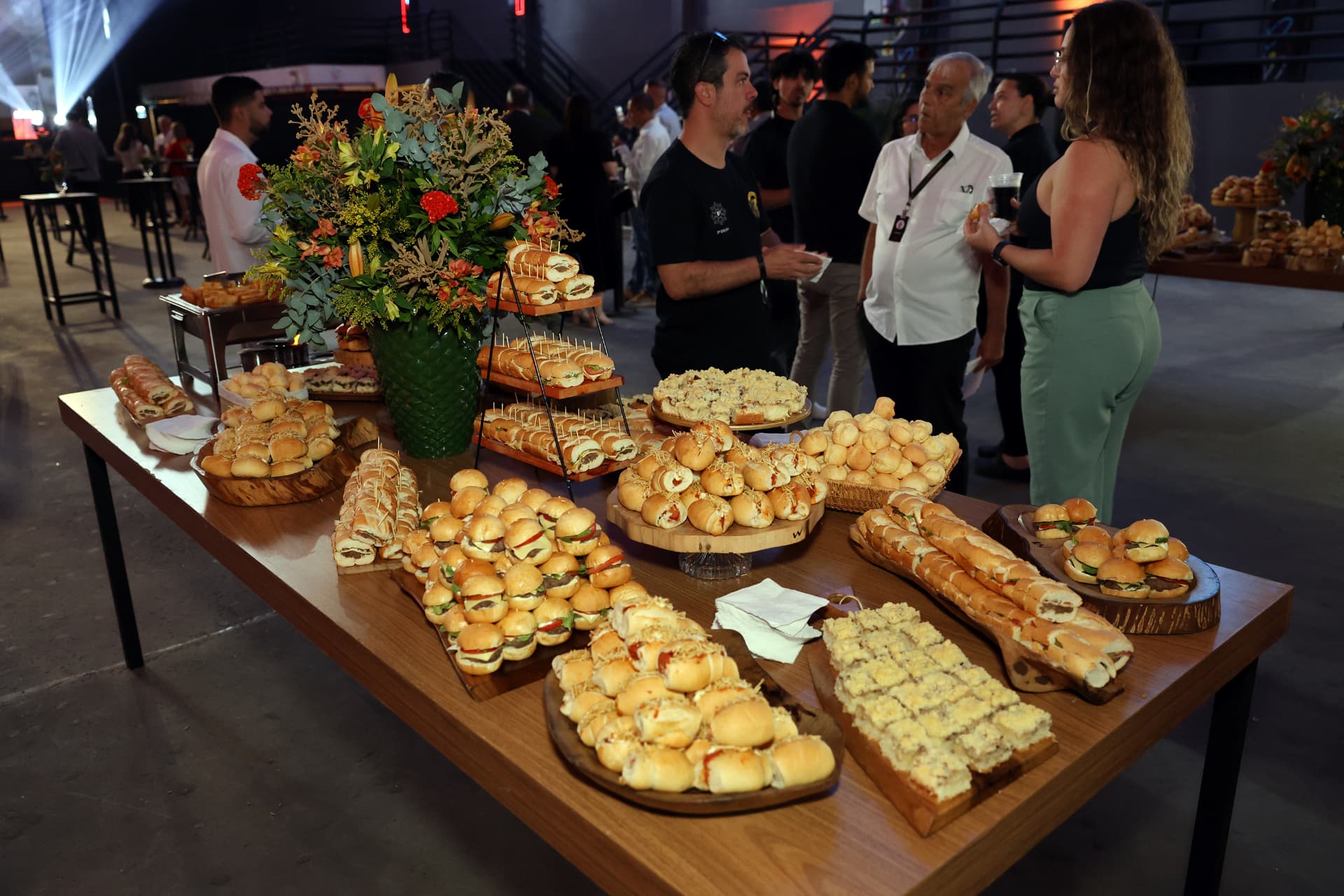 Mesa de catering no evento Rôgga Club
