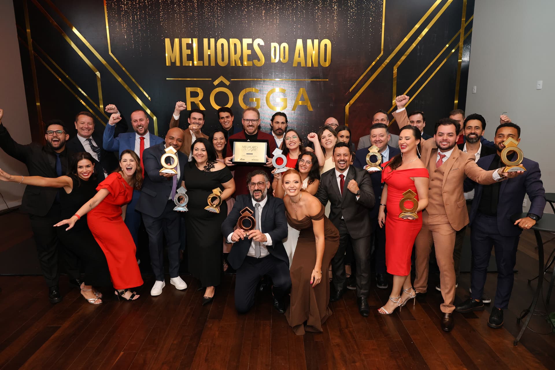 Equipe premiada comemorando no palco