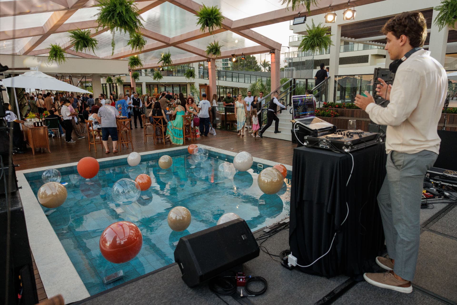 DJ e convidados no coquetel de lançamento