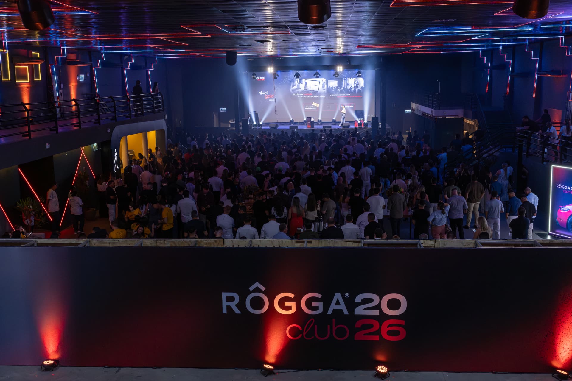 Público em convenção corporativa Rôgga Club