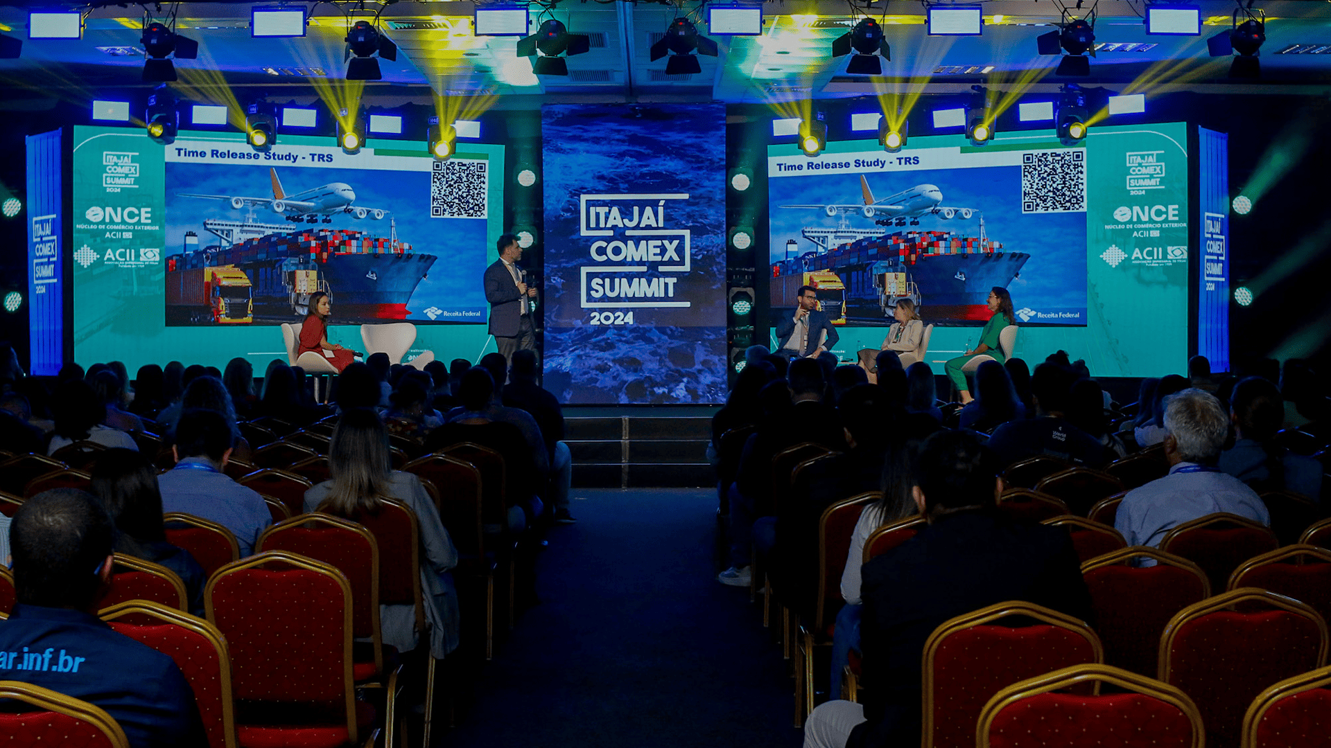 Painel no Itajaí Comex Summit com plateia lotada