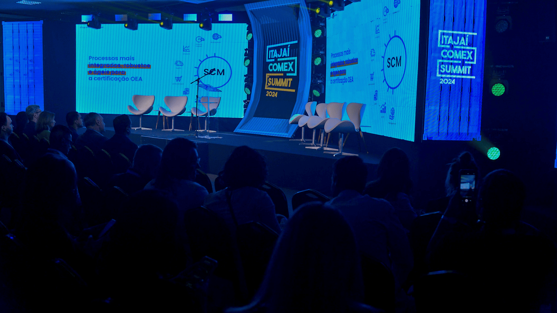 Palco do Itajaí Comex Summit com plateia