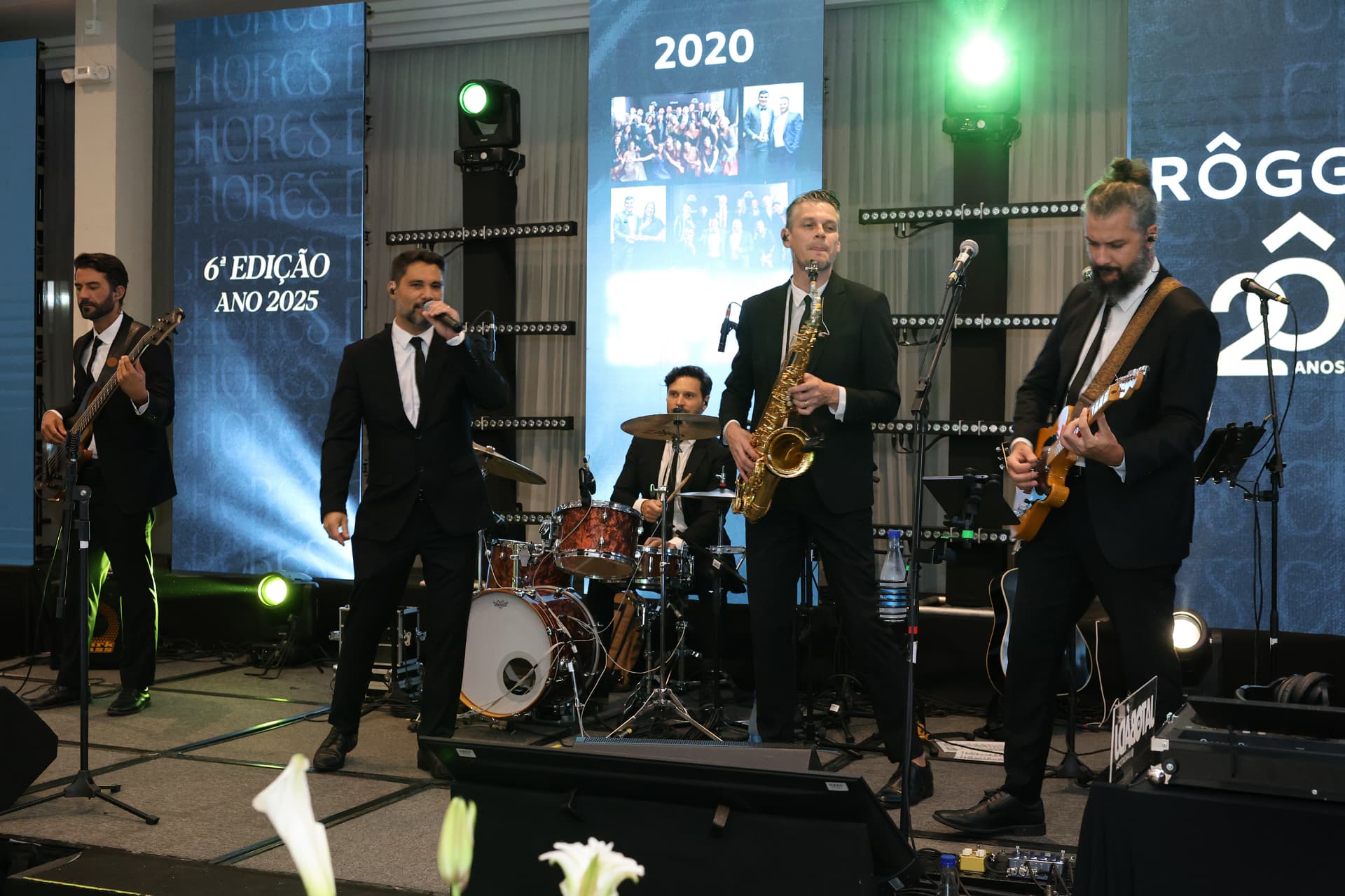 Banda tocando ao vivo na festa de premiação