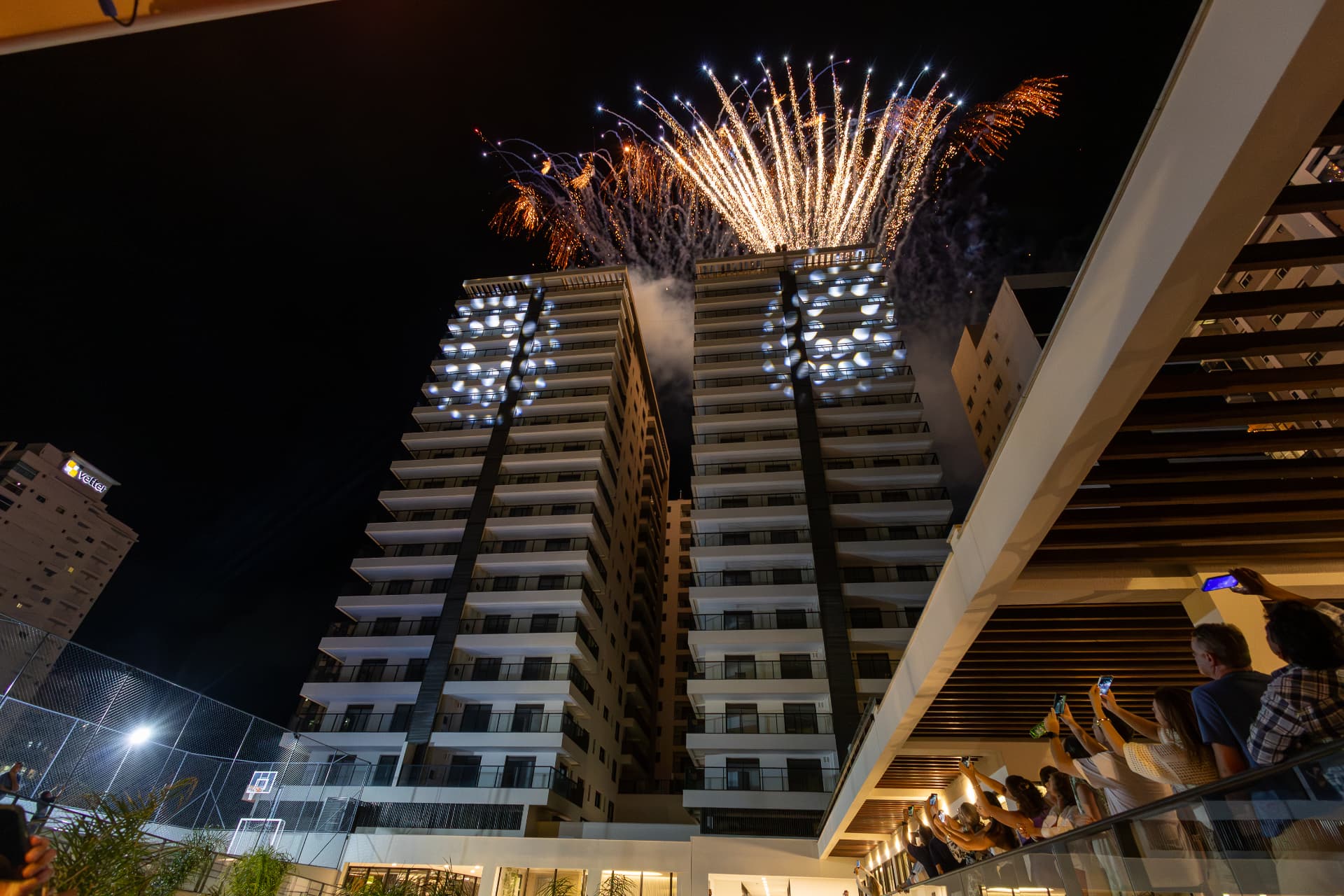 Fogos de artifício sobre as torres do empreendimento