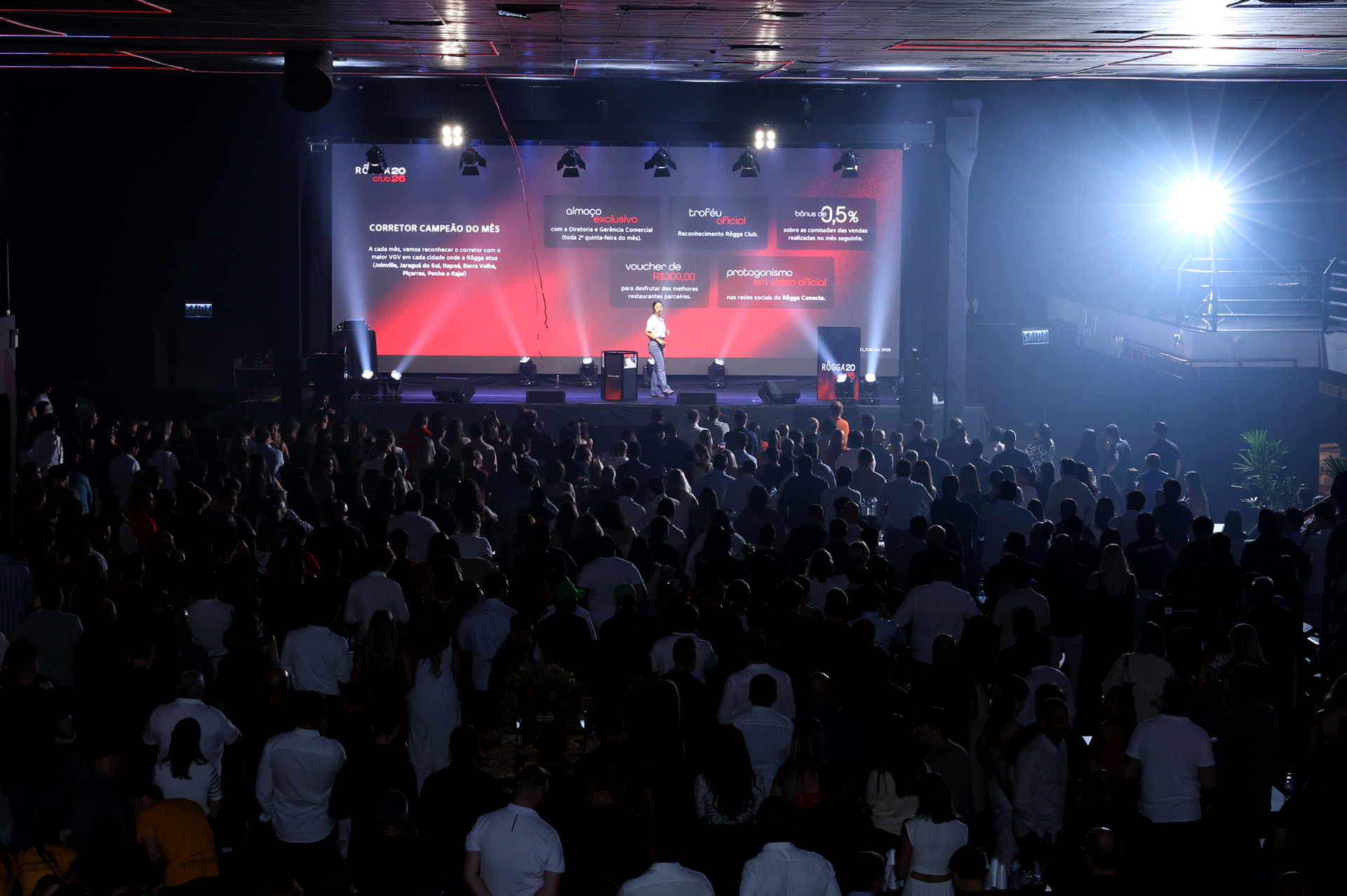 Plateia acompanhando apresentação no palco